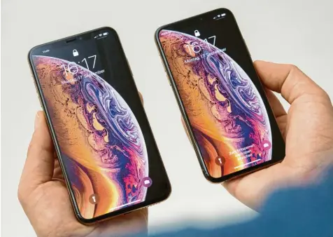  ?? Fotos: Andrea Warnecke, dpa ?? Ein Smartphone wird zum Luxusobjek­t: Das iphone XS (rechts) gibt es ab 1149 Euro, das größere XS Max ab 1249 Euro. Für den hohen Preis bieten beide Geräte aber auch Leistung satt.