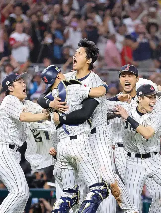  ?? FE ?? Shohei Ohtani es cargado por el receptor tras ponchar a Mike Trout para el out 27.