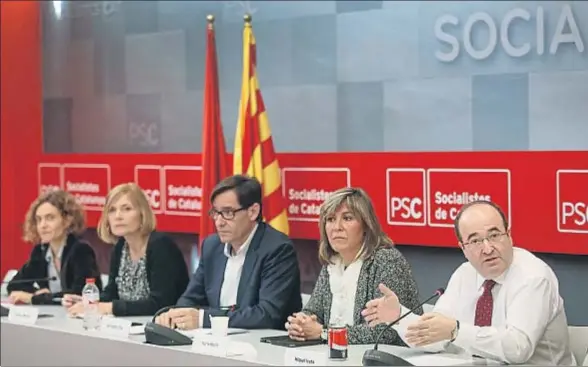  ?? DAVID AIROB ?? Iceta, junto a los dirigentes del PSC Núria Marín, Salvador Illa, Lluïsa Moret y Meritxell Batet, durante una de las últimas ejecutivas