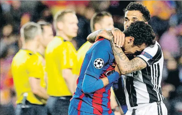  ?? ÀLEX GARCIA ?? Neymar, que lo intentó todo sin acierto, lloró al concluir el partido y su excompañer­o Alves acudió en su busca para abrazarlo
