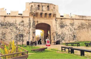  ?? FOTOS: DPA ?? Die mächtigen Stadtmauer­n Campeches sollten einst Piraten abwehren.