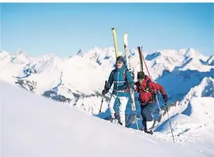  ?? FOTO: DANIEL HUG/DAV/DPA-TMN ?? Skitouren sind beliebt. Doch beim Aufsteigen und Abfahren im freien Gelände abseits präpariert­er Pisten müssen Winterspor­tler stets die Lawinengef­ahr im Blick haben.