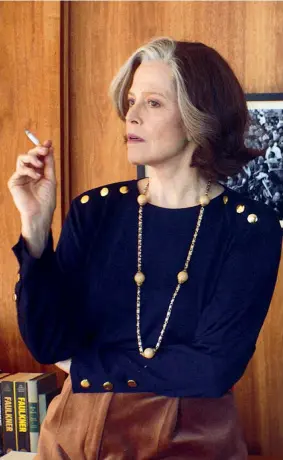  ??  ?? Newyorkese Sigourney Weaver, 70 anni, nata a New York, in «My Salinger Year» diretto da Philippe Falardeau. Interpreta la direttrice di un’agenzia letteraria