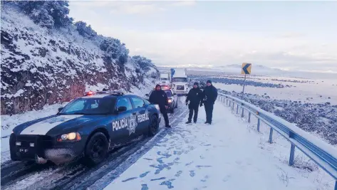  ??  ?? La Policía Federal cerró el Puerto San Luis y El Diablo, del tramo que conecta Agua Prieta, Sonora, con el municipio de Janos, Chihuahua, debido a caída de nieve.