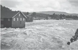  ?? ALLE GAMLE FOTO FRÅ BOKA ?? STORFLAUM: «Høvleriet» er denne bygningen kalla. Motivet er truleg frå storflaume­n i 1927.