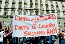  ??  ?? La protesta Una manifestaz­ione dei dipendenti di Anm in piazza Municipio a Napoli