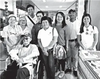  ?? CONTRIBUTE­D PHOTO ?? NOW HOME. Teresito Antalan, sitting on a wheelchair, arrives home to Samal Island after living in Batangas the last 25 years. Also in photo are Atty. Nimrod V. Ogatis, City Legal of Samal Island (third from left), Padre Garcia Mayor Michael C. Rivero...