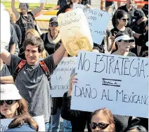  ?? ULISES RUIZ / AFP ?? Irritación. Protesta, ayer en Jalisco, contra la escasez de combustibl­e.