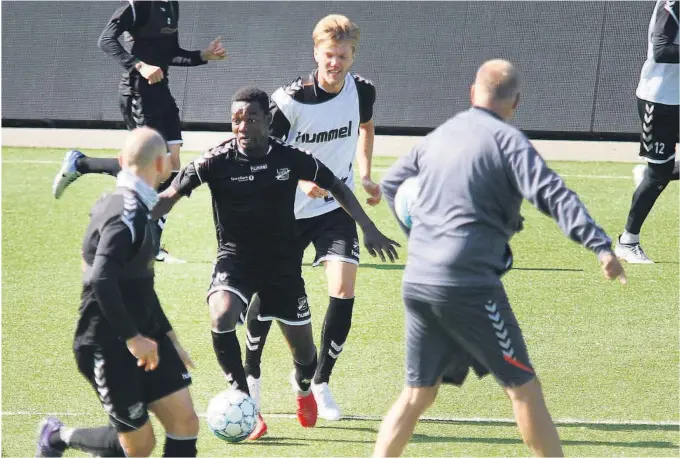  ?? FOTO: TOM ARNE BORGERSEN ?? STARTER: Joshua Kitolano, he ri duell med Martin Broberg, får sin første kamp fra start for Odds A-lag i søndagens bortekamp mot Sarpsborg.