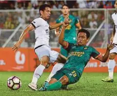  ?? FOTO: ?? FERRIS DANIAL (kiri) diasak pemain Sarawak Dzulazkan Ibrahim di Stadium Sultan Ismail Nasiruddin Shah, Kuala Terengganu.