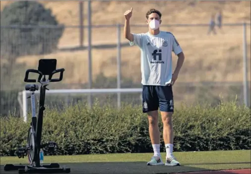 ??  ?? Pau Torres eleva el pulgar durante el entrenamie­nto de ayer en la Ciudad del Fútbol de Las Rozas.
