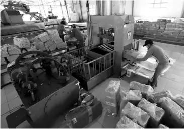  ?? VNA/VNS Photo ?? Inside a factory of Việt Nam Rubber Group. The company's shares lost 5.6 per cent yesterday.