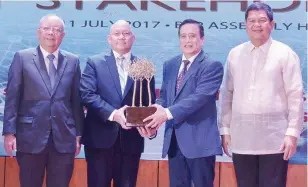  ??  ?? BSP Governor and Monetary Board Chairman Nestor A. Espenilla Jr. and Monetary Board Member Juan D. De Zuñiga Jr. present the ‘Gold Hall of Fame Award’ for the Credit Surety Fund category to Landbank President and CEO Alex V. Buenaventu­ra and Executive...