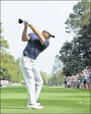  ?? AFP ?? As many as 35,000 fans turned up to see Tiger Woods play a nine-hole practice round at the Augusta National on Monday.