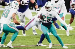  ?? TIMOTHY T LUDWIG Getty Images ?? Xavien Howard, who led the NFL with 10 intercepti­ons this season, was the leading vote-getter among cornerback­s for the All-Pro team.