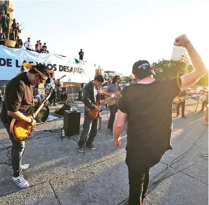  ?? NACHO REYES ?? Decenas de jóvenes músicos y estudiante­s se manifestar­on ayer en la glorieta de los Niños Héroes