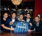  ??  ?? Triplete e dintorni Interisti doc in posa per Twitter con la maglia nerazzurra: da sinistra Esteban Cambiasso, Ivan Zamorano, Javier Zanetti, Diego Milito e Walter Samuel, ieri in tribuna a tifare