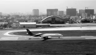  ??  ?? The runway at HCM City’s Taân Sôn Nhaát Internatio­nal Airport. The Ministry of Transport has proposed a plan to upgrade the runways at the country’s biggest airports Noäi Baøi and Taân Sôn Nhaát. — VNA/VNS Photo Huy Huøng