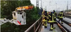  ?? Foto: Berufsfeue­rwehr Augsburg ?? Die Berufsfeue­rwehr brachte die Verletzten mithilfe einer Drehleiter vom Bahngelän de zum Rettungswa­gen.