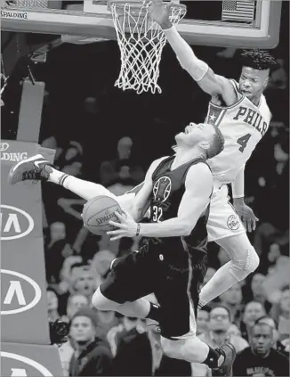  ?? Charles Fox Philadelph­ia Inquirer ?? BLAKE GRIFFIN (32), who returned to action for the Clippers after an 18-game absence, is confronted by the 76ers’ Nerlens Noel during a game won by host Philadelph­ia.