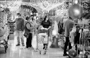  ?? Patricio terán/el comercio ?? •
El Salón de Navidad, en Quito, abrió ayer; se destacan los productos de decoración.