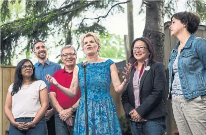  ?? AARON VINCENT ELKAIM/THE CANADIAN PRESS ?? Liberal Leader Kathleen Wynne with candidates Sumi Shan, left, David Morris, David Zimmer, Li Koo and Jo-Ann Davis on Saturday.