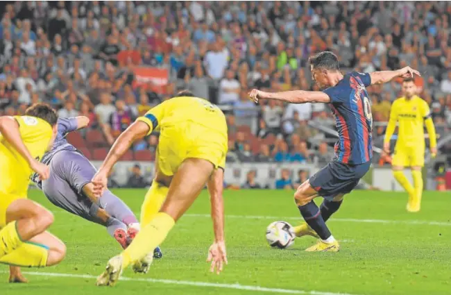  ?? // AFP ?? Lewandowsk­i, autor de un doblete, lanza a portería para inaugurar el marcador en el Camp Nou