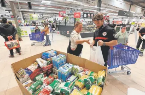  ?? // VALERIO MERINO ?? 21 MILLONES DE KILOS La gran recogida de alimentos de este fin de semana busca paliar la caída de las donaciones
