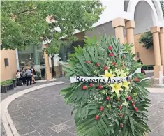  ??  ?? Una ofrenda para al panista en la funeraria