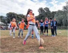  ?? SEBASTIÁN CORTÉS-LA NUEVA. ?? Un instante de la jornada que se vivió ayer en la Quinta del club El Nacional con el programa Jugá Rugby.