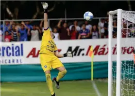  ?? RAFAEL PACHECO ?? Youseff Delgado se acomodó mal en el gol de Marvin Angulo.