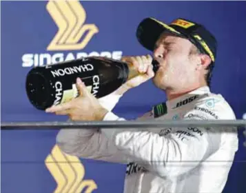  ?? / AP ?? Rosberg celebrando su primer triunfo nocturno en Singapur.