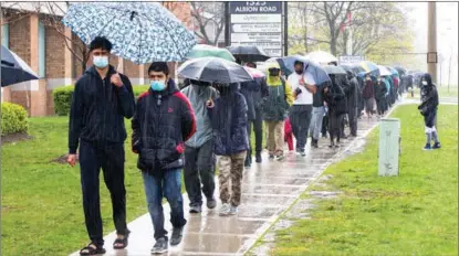  ?? ZOU ZHENG / XINHUA ?? People wait for vaccinatio­n outside a service center in Toronto, Canada on April 28. Canada saw its COVID-19 confirmed cases cross the 1.2 million mark that afternoon.