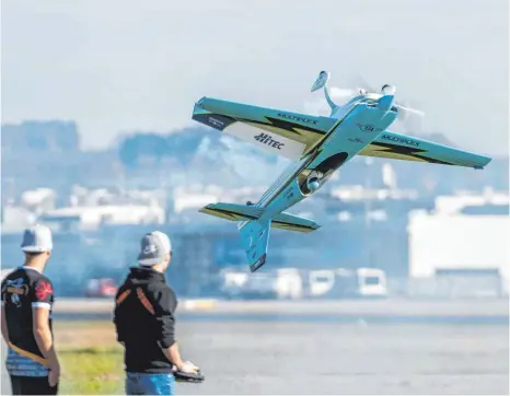  ?? FOTO: JÜRGEN RIEBER ?? Flugshow der Welt- und Europameis­ter mit den „Stars des Jahres“