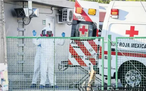  ?? FOTO: CRISTINA FÉLIX ?? > Un trabajador del sector Salud sanitiza a su colega dentro de una de las áreas covid-19 en Culiacán.