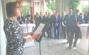  ??  ?? La embajadora Liliane Lebrón dio la bienvenida a los participan­te de la celebració­n patria.