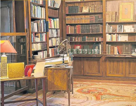  ??  ?? Biblioteca del castillo, donde Rilke pasaba muchas horas documentan­do una biografía del almirante veneciano Carlo J. Zeno, que no llegó a escribir