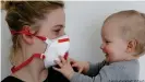  ??  ?? Eine hochwertig­e FFP-3 Maske schützt Träger vor Viren, Bakterien, Pilzsporen und Asbest, wenn sie richtig angewandt wird. Aber diese Maske hat ein Ausatemven­til. Sie schützt das Kind nicht, wenn die Mutter infiziert ist.