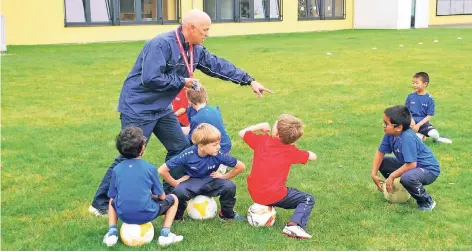  ?? ARCHIVFOTO: ISR ?? Ex-Bundesliga-Spieler Karsten Baumann unterricht­et an der ISR und ist jetzt auch Abteilungs­leiter Fußball des Polizeispo­rtvereins.