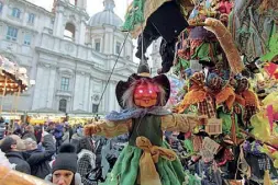  ??  ?? La festa Un’immagine della tradiziona­le Befana a piazza Navona