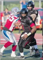  ?? — THE CANADIAN PRESS FILES ?? Redblacks quarterbac­k Henry Burris, foreground, turned 40 but is back as Ottawa’s starting pivot.