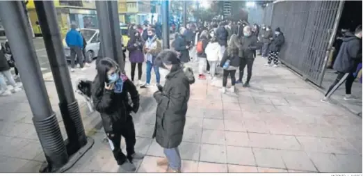  ?? ANTONIO J, JUÁREZ ?? Grupos de personas repartidos por las alamedas de una avenida de Granada.