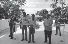  ??  ?? Palawan Governor Jose Alvarez (4th from left) inaugurate­s Apis Bridge with incumbent Board Member Albert Rama (2nd from left) and acting Aborlan Mayor Lito Tito (3rd from left) on October 17, 2018. (Photo courtesy of Provincial Informatio­n Office)