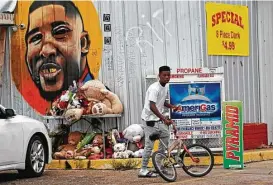  ?? Gerald Herbert photos / Assocciate­d Press ?? Ronald Smith stops by the iconic mural of Alton Sterling on the side of Triple S Food Mart in Baton Rouge, La., one year after Sterling was shot by police in the same parking lot.