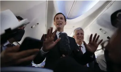  ?? FOTO: NIR ELIAS/TT-AP ?? Jared Kushner, rådgivare och tillika svärson till USA:s president Donald Trump, och Robert O’Brien, USA:s nationelle säkerhetsr­ådgivare, ombord på El Al-planet under flygningen till Förenade arabemirat­en.