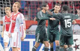  ?? FOTO: AFP ?? Cristiano Ronaldo recibe el abrazo de Kaká y Essien