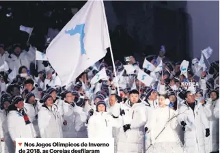  ??  ?? Nos Jogos Olímpicos de Inverno de 2018, as Coreias desfilaram juntas sob a mesma bandeira e apresentar­am uma equipa mista.