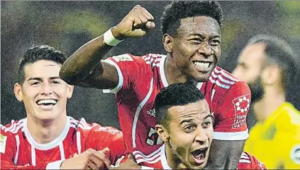  ?? FOTO: EFE ?? La celebració­n de Alaba (autor del tercer gol), James y Thiago Un gran Bayern mostró ayer su gran superiorid­ad ante el Dortmund