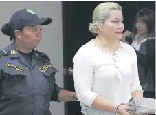  ??  ?? FALLO. Mirna Esperanza Mateo (arriba) fue declarada culpable y su socia Mildred Bonilla (abajo) fue absuelta de responsabi­lidad.