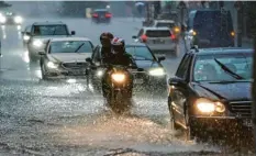  ?? Foto: Jörg Carstensen, dpa ?? Städte in ganz Deutschlan­d sollten Vorkehrung­en gegen starke Unwetter treffen, raten Fachleute.